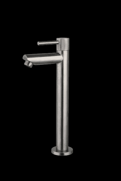 Robuuste moderne zilveren badkamerspiegelkraan met bedieningsknop en uitloop, geschikt voor badkamer en wastafel.