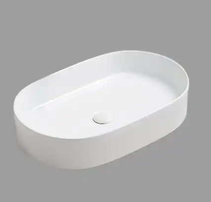 Moderne witte vrijstaande badkuip voor luxe badkamerstijl.