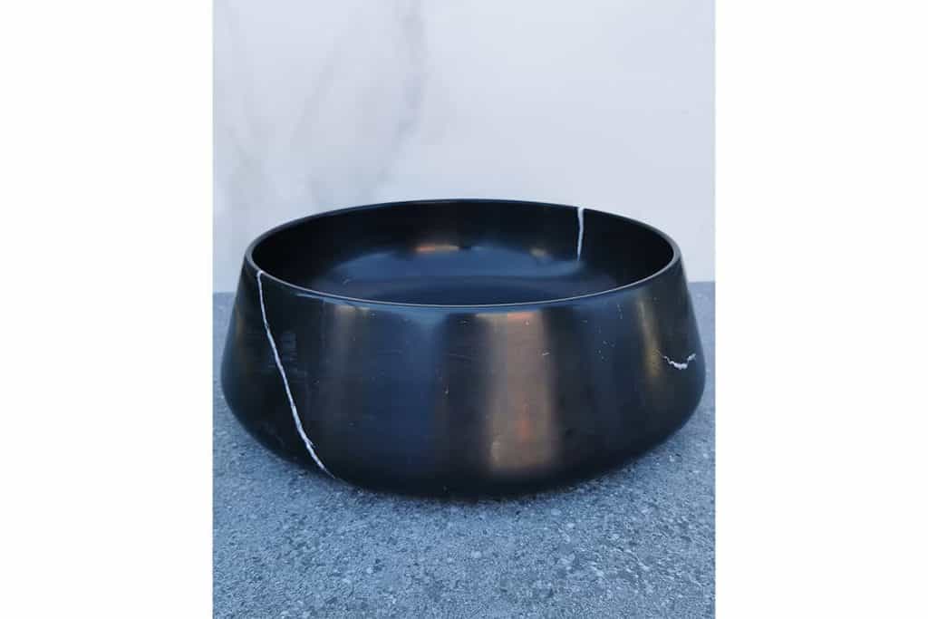 Robuuste zwarte natuurstenen waterbak met glanzende afwerking, geschikt voor buitengebruik en tuindecoratie. Perfect voor het creëren van een rustige waterpartij in uw badkamer of tuin.